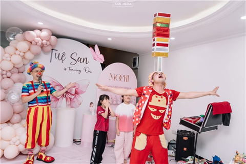 Ảnh Thuê Xiếc Hề Xếp Gạch Tại Hà Nội
