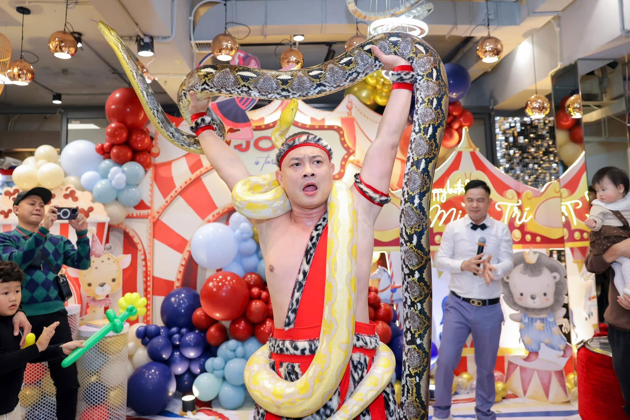 Thuê Xiếc Biểu Diễn Tại Hoàn Kiếm | Chú Hề Event